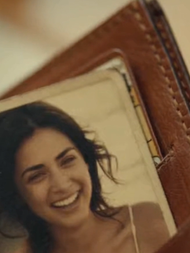 Waitress Saw Her DEAD Mother’s Photo in a Stranger’s Wallet—His Answer Left Her SPEECHLESS: “I’ve Been Searching 22 YEARS”